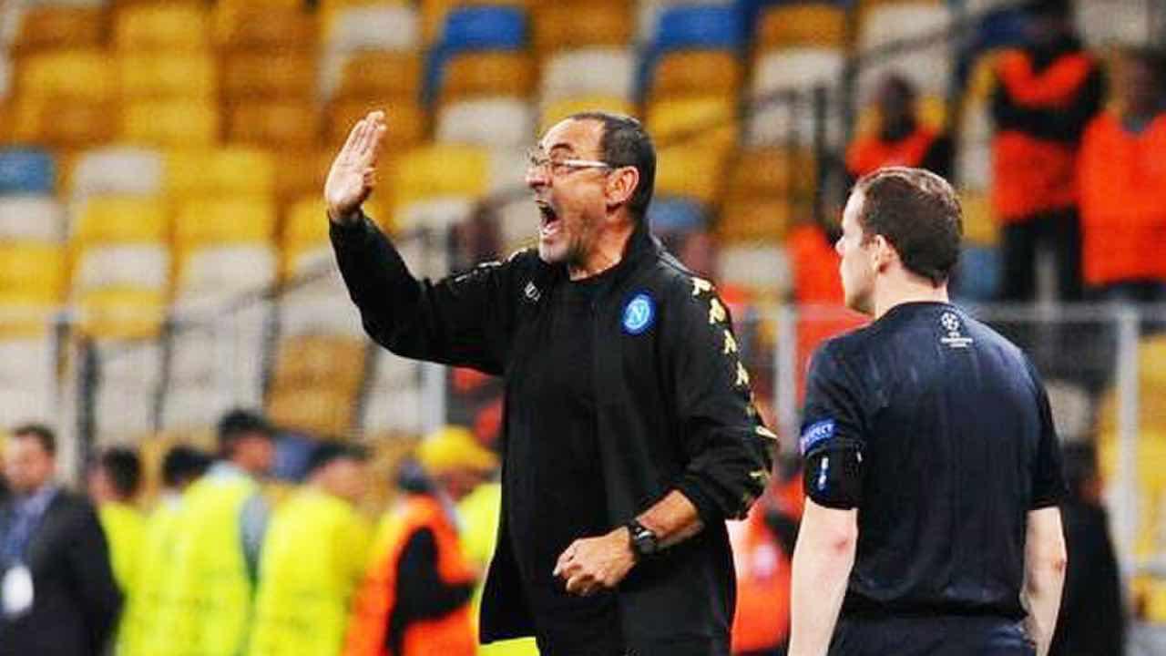 https://www.seried24.com/wp-content/uploads/2024/12/sarri-napoli-wiki-commons.jpeg