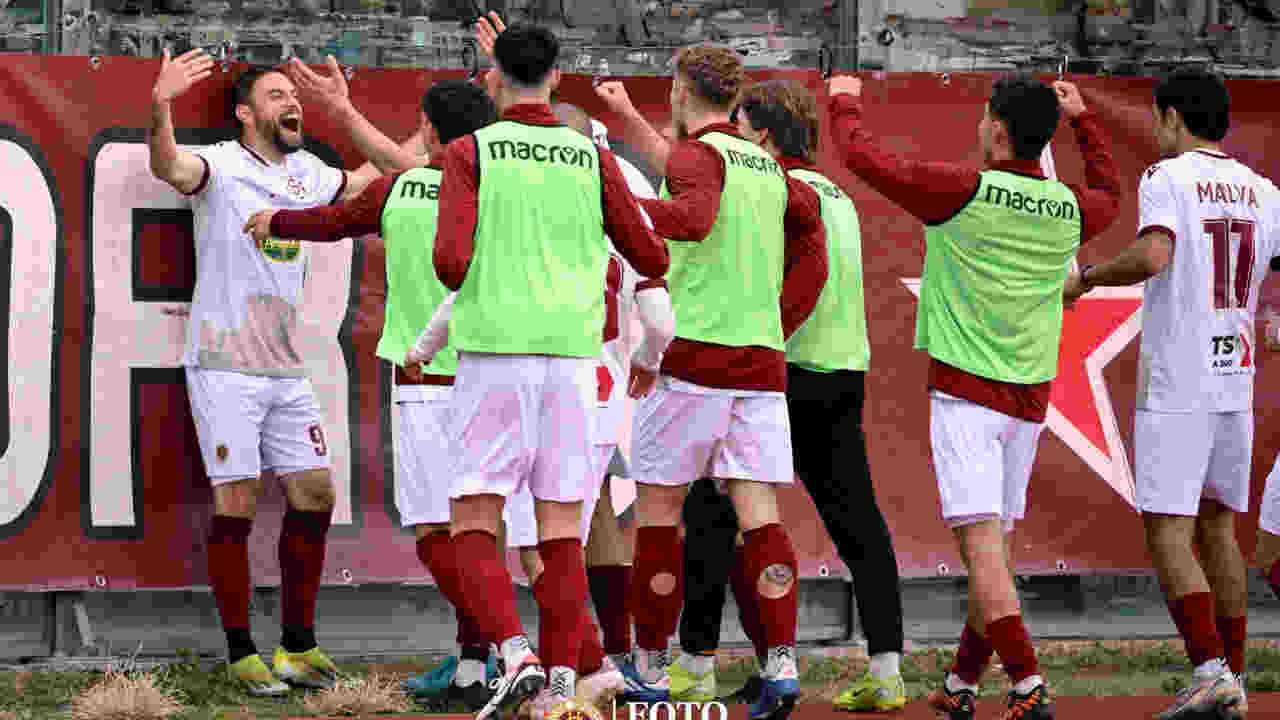 https://www.seried24.com/wp-content/uploads/2025/01/Livorno-squadra-esultanza-copertina-.jpg